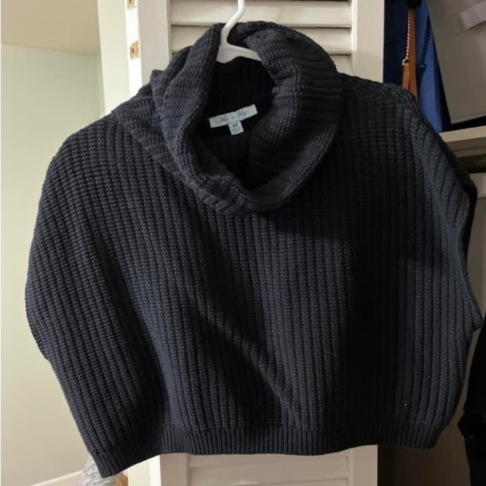 Sleeveless crop sweater